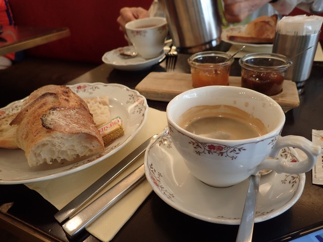 フランスのカフェで一休み
